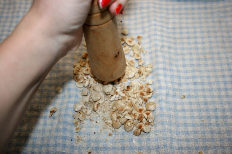 02. Barritas energéticas caseras chafando las avellanas en blog de fitness