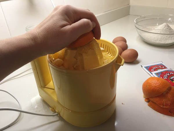 02. Exprimir mandarinas para el fitcocho de zanahoria y mandarina en tu blog de recetas fitnes y blog de fitness para mujeres