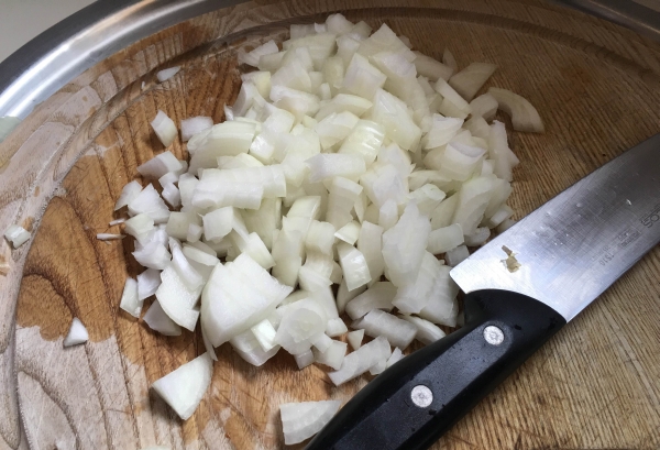 02. LA cebolla picada para los calamares en su salsa y fideos chinos en blog de recetas fitness