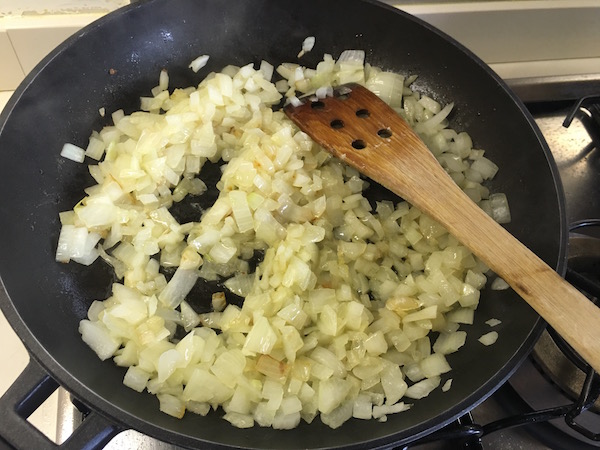 02. Salteamos la cebolla en sarten para el pollo con salsa de almendras en blog de recetas fitness