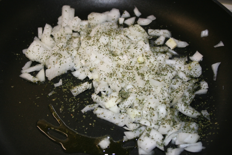 02. Saltear la cebolla de la receta fitness del pastel de setas fitness