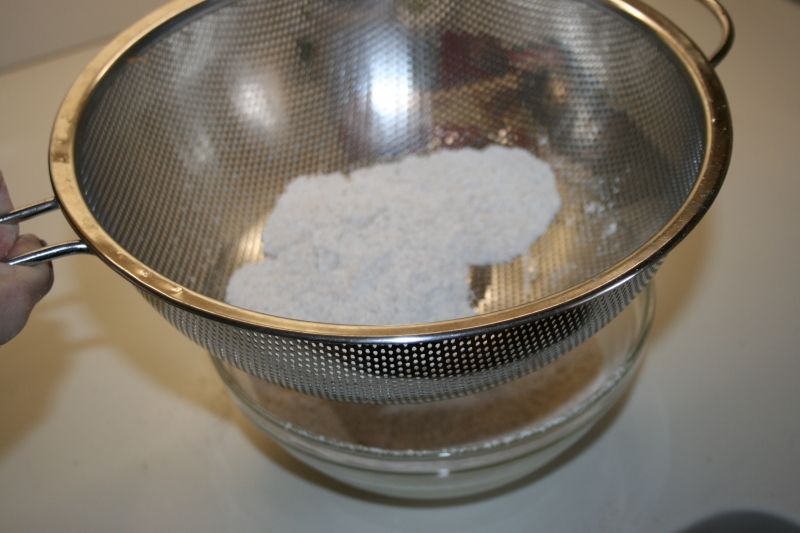 02. Tamizar harina para galletas choco bombón en blog de recetas fitness