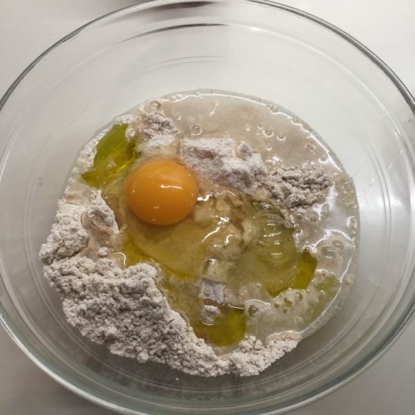 02. Todo al bol para hacer las trenzas rellenas de fresas en blog de recetas fitness