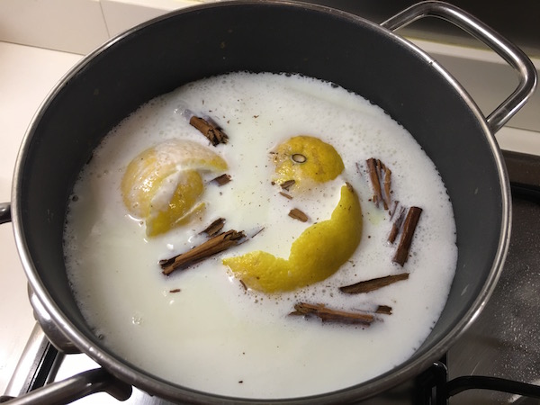 02. ponemos la leche a hervir para el arroz con leche bajo en hidratos de carbono para tu blog de recetas fitness y blog de fitness para mujeres