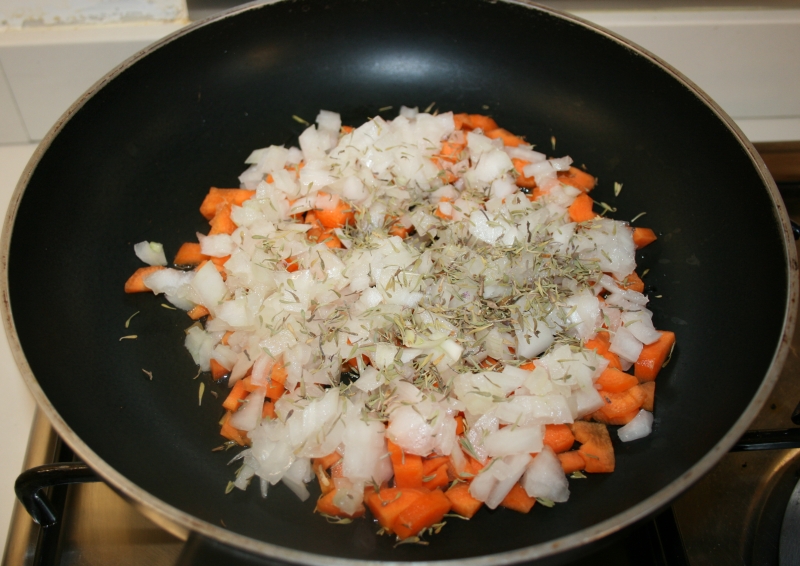 02. verduras a la sartén de los rollitos de pavo rellenos