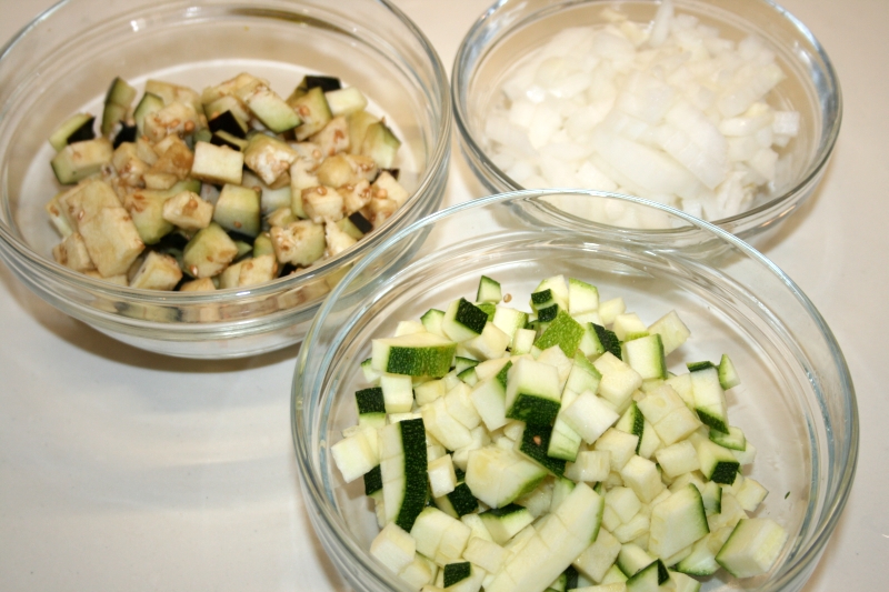 02 Receta fitness de pimientos rojos con verduras cortadas