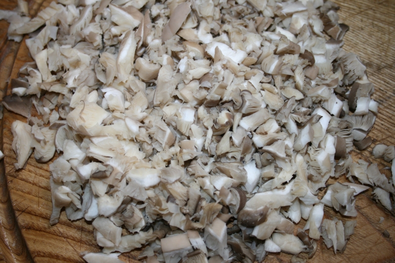 03.Picar las setas de la receta fitness del pastel de setas fitness