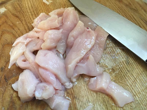 03. Cortar el pollo para el risotto al estilo tahi con pollo en blog de recetas fitness y blog de fitness para mujeres