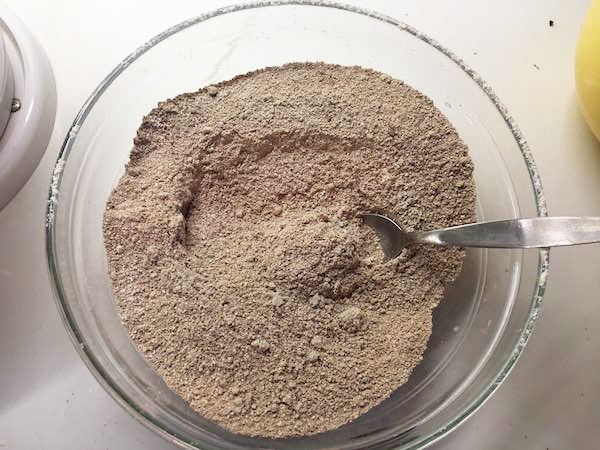 03. Harinas y chocolate en choco holed muffins en blog de recetas fitness y blog de fitness para mujeres