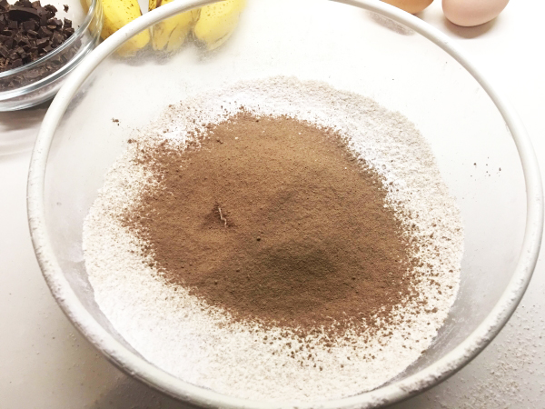 03. Las Harinas y el cacao para la corona de plátano y chocolate en blog de recetas fitness y blog de fitness para mujeres