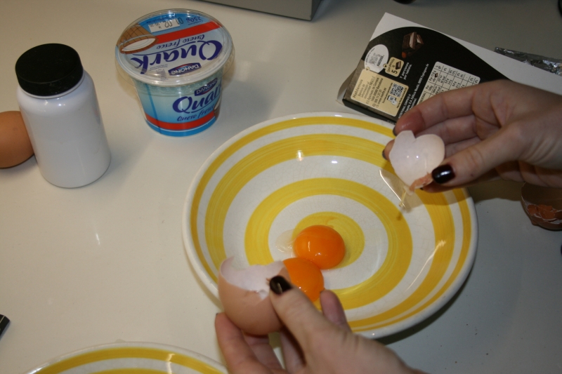 03. Separar las yemas en tronco de chocolate sin harinas ni azúcares añadidos en blog de recetas fitness