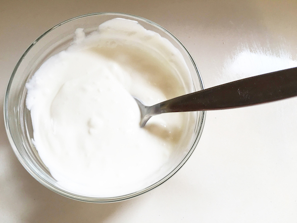 03. los yogures en el cremoso griego con melocoton y chocolate fitness para blog de fitness para mujeres y blog de recetas fitness