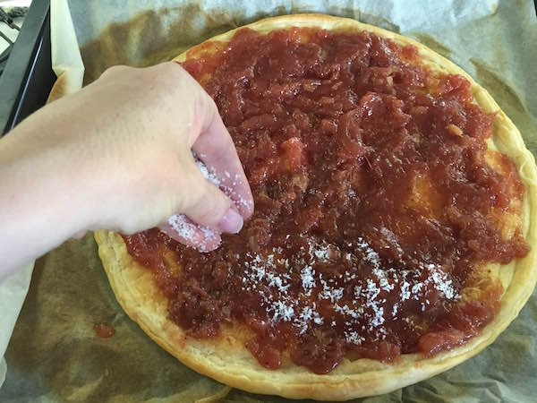 04. Espolvorear el coco sobre la pizza fit de tutti frutti en blog de recetas fitness y blog de fitness para mujeres