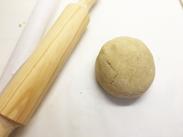 04. Estirar la masa para la harina para tarta fitness de mousse de chocolate en blog de recetas fitness y blog de fitness para mujeres