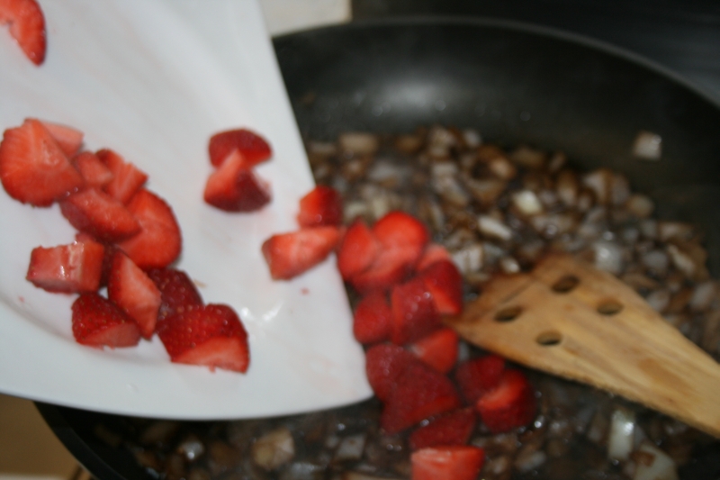 04. Verter gfresas para atún sobre alfombra de fresas en blog de recetas fitness