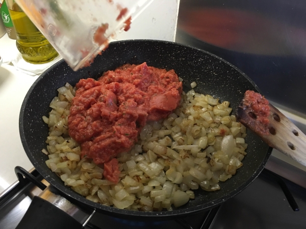 04. Verter la salsa de tomate sobre calamares en su salsa y fideos chinos en blog de recetas fitness