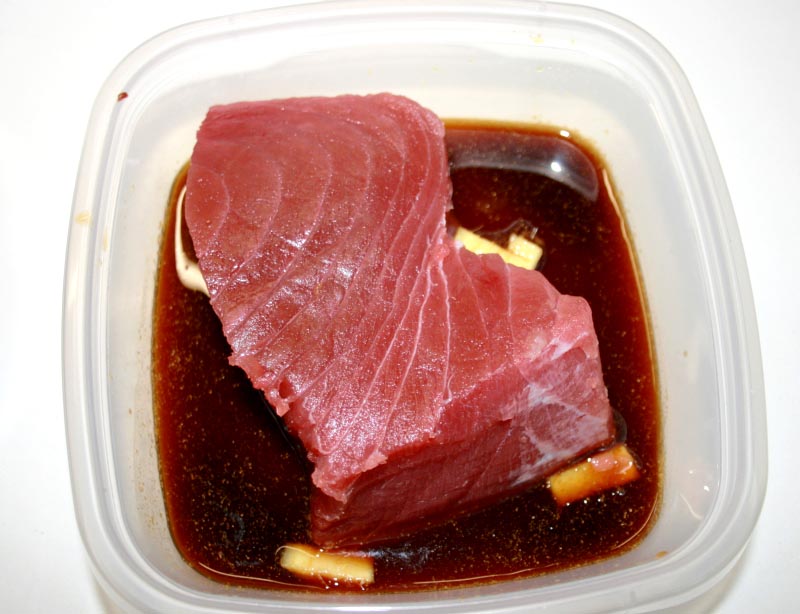 04. al taper el atún y la salsa para el tataki de atún en blog de nutrición