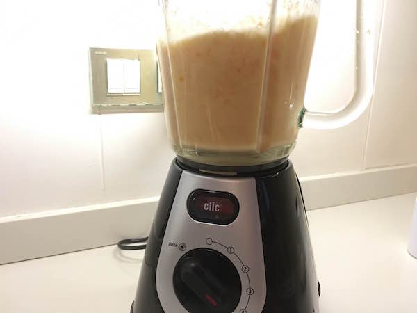 04. batir todos los ingredientes para el fitcocho de zanahoria y mandarina en blog de recetas fitness