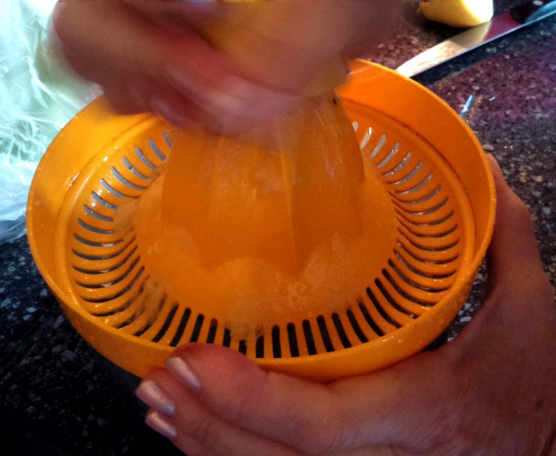 04. receta fitness para ensalada de cous cous exprimiendo limón