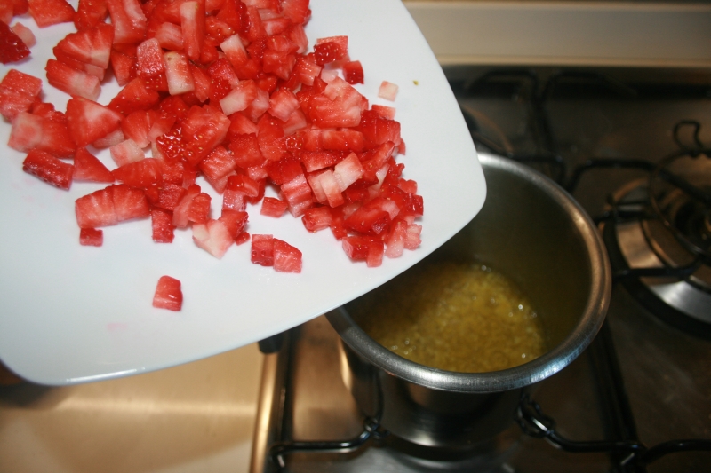 04. verter los frutos rojos para crema de yogur con frutos rojos en blog de recetas fitness