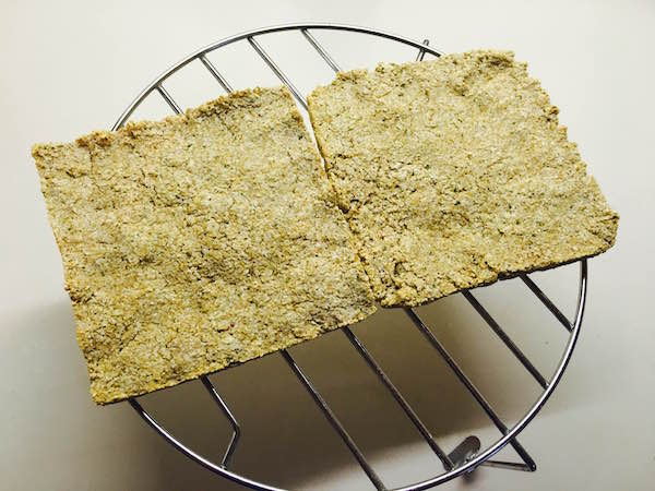 05. Dejar reposar la masa de las tartaletas con crema de aguacate en blog de fitness y recetas fitness