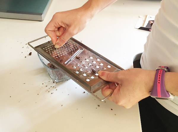 05. Rallar el chocolate para cremoso griego con melocoton y chocolate fitness en blog de recetas fitness y blog de fitness para mujeres