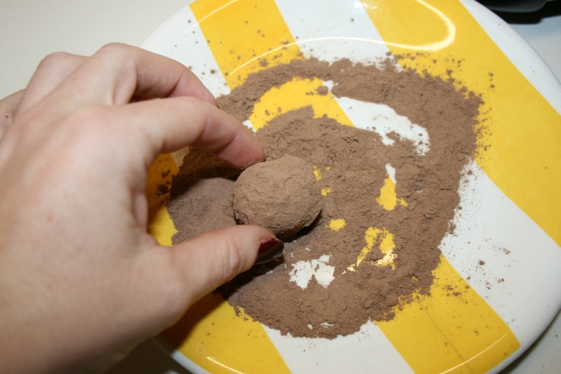 05. Rebozar en cacao las Trufas recuperadoras post ejercicio en blog de recetas fitness y blog de fitness para mujeres