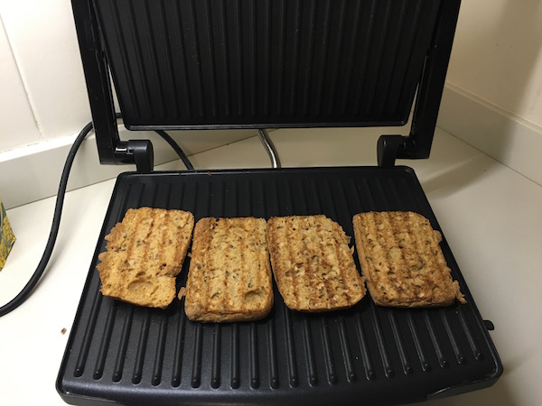 05. Tostar el pan para el el rape al horno con almendras y tomate en blog de recetas fitness y blog de fitness para mujeres