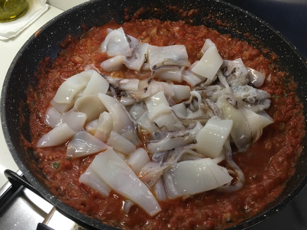 05 Verter los calamares sobre calamares en su salsa y fideos chinos en blog de recetas fitness