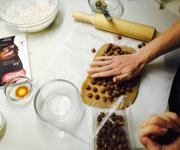 06. Clavar bien las avellanas sobrela torta bombón fit en blog de fitness para mujeres y blog de recetas fitness