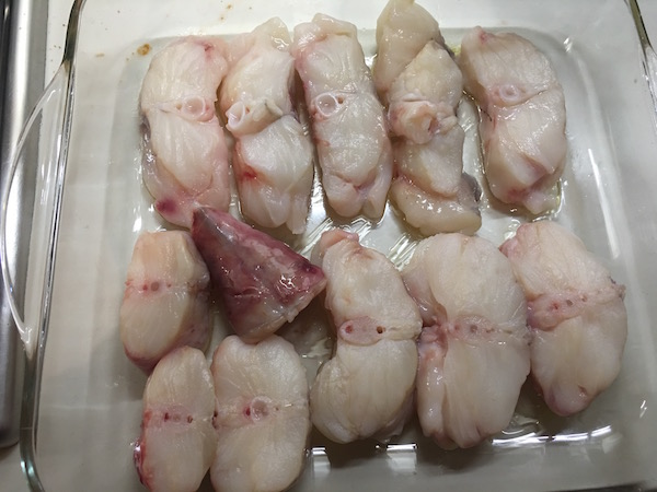 06. Colocar el pescado en bandeja para el el rape al horno con almendras y tomate en blog de recetas fitness y blog de fitness para mujeres