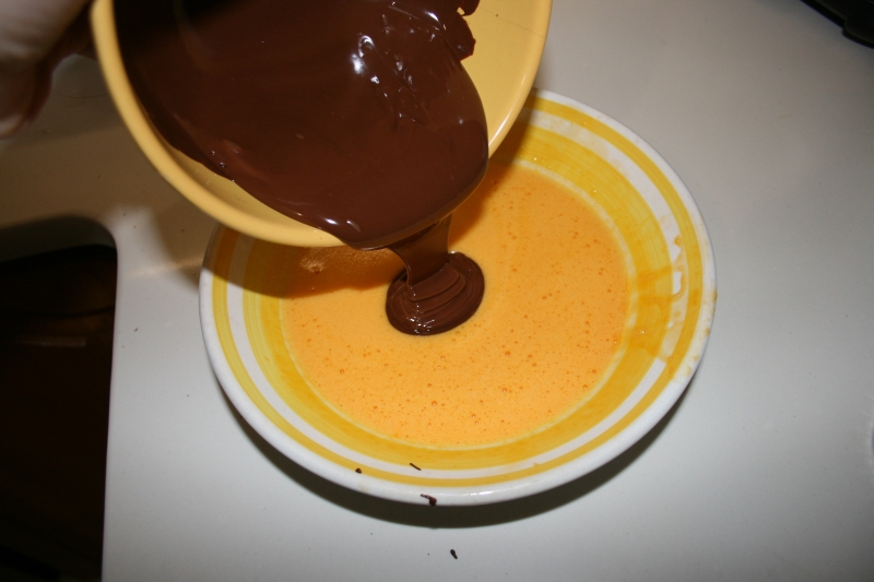 06. Mezclar yemas y chocolate para el tronco de chocolate sin harinas ni azúcares añadidos en blog de recetas fitness