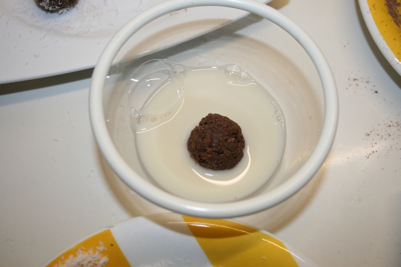 06. Mojar en leche las Trufas recuperadoras post ejercicio en blog de recetas fitness y blog de fitness para mujeres