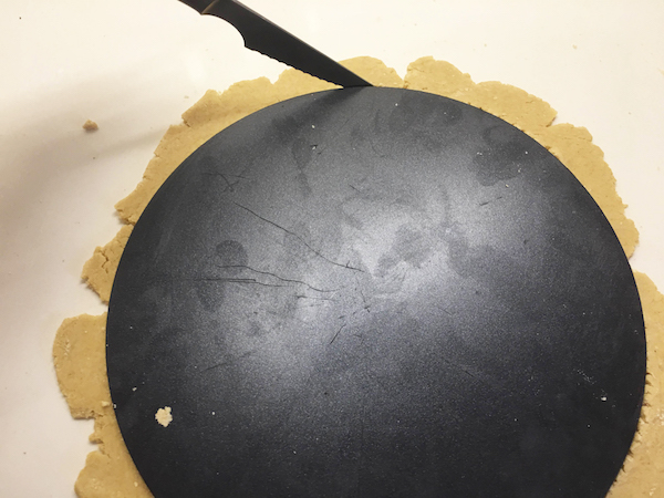 06. Recortar la base de la tarta fitness de mousse de chocolate en blog de recetas fitness y blog de fitness para mujeres