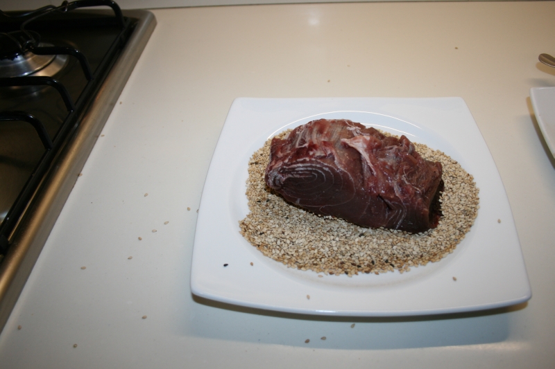 06. Semillas de sesamo para atún sobre alfombra de fresas en blog de recetas fitness