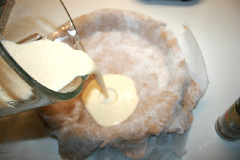 07. Verter la crema sobre la quiche de espárragos en blog de recetas fitness y blog de fitness para mujeres