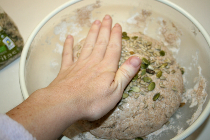 08. Apretar las semillas en el pan integral de espelta