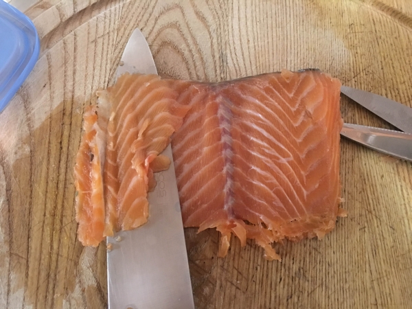 08. Cortamos el salmón marinado en sus hierbas en blog de fitness para mujeres y blog de recetas fitness