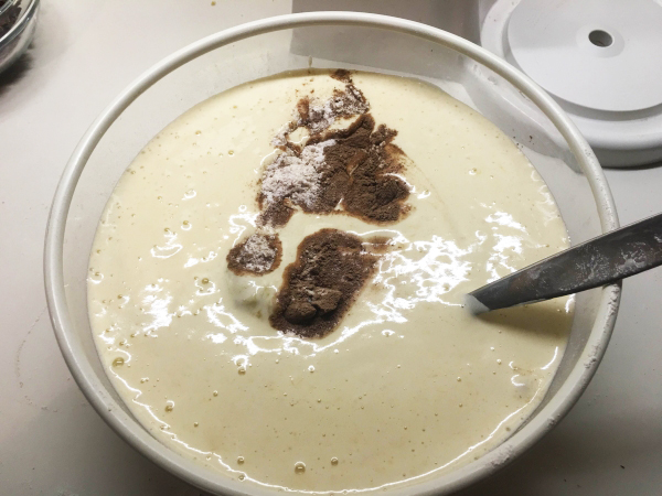 08. Mezclar harinas platanos y huevos para la corona de plátano y chocolate en blog de recetas fitness y blog de fitness para mujeres