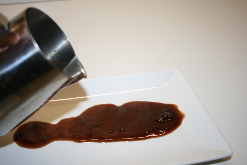 09. Verter la salsa para atún sobre alfombra de fresas en blog de recetas fitness