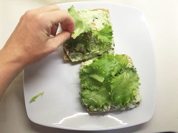 10. Montaje para las tartaletas con crema de aguacate en blog de fitness y recetas fitness