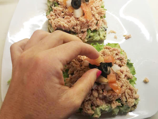 11. Acabar de montar las tartaletas con crema de aguacate en blog de fitness y recetas fitness