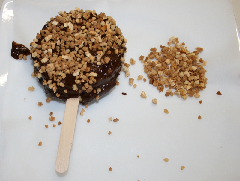 11. Esparcir chocolate con cucharita Piruletas manzana 11