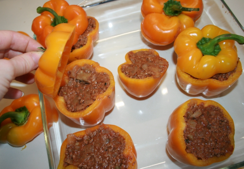 12. Colocamos los pimientos rellenos en la bandeja