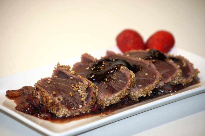 12 Bodegón de atún sobre alfombra de fresas en blog de recetas fitness