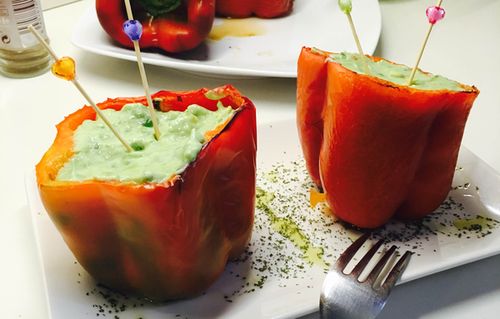 Bodegon para pimientos rojos rellenos de aguacat en blog de fitness para mujeres y blog de recetas fitness