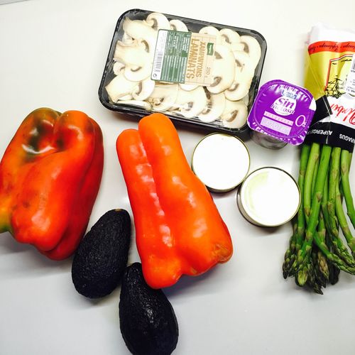 Ingredientes para pimientos rojos rellenos de aguacat en blog de fitness para mujeres